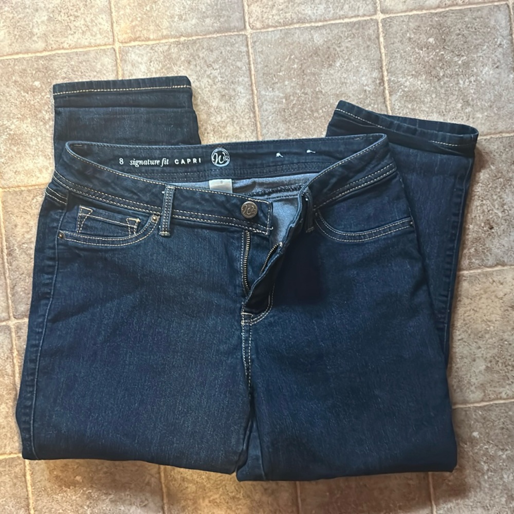 W62 size 8 signature fit jean capris dark wash